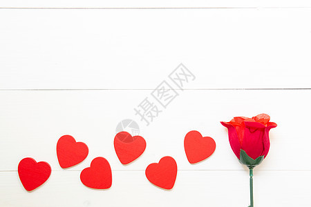 赠送礼物 配有红玫瑰花花和木制的心形木 植物图片