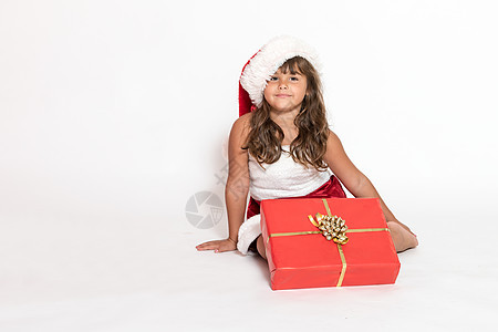 带圣诞礼物的可爱小女孩图片