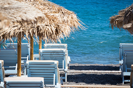 圣托里尼海边带雨伞和甲板椅的海滩 闲暇 佩里萨图片