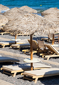 圣托里尼海边带雨伞和甲板椅的海滩 卡马里 基克拉泽斯图片