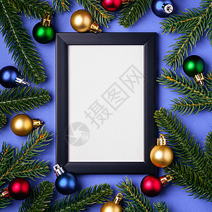 带有空图片框的圣诞成份 色彩多彩的装饰品 框架 白色的图片