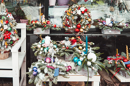 装饰圣诞树的小型装饰圣诞树在花朵中出售背景图片
