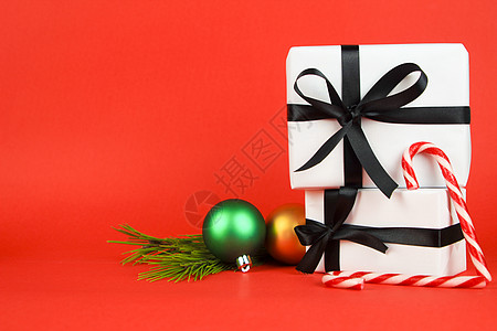 配有圣诞装饰的红背景礼物 球 盒子 假期 感恩图片