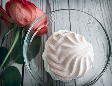 玫瑰旁边的玻璃花瓶里的棉花糖 甜点 水果图片