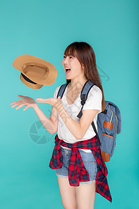 美丽的肖像 年轻的年轻亚洲女性 微笑并扔帽子和C 愉快 游客图片