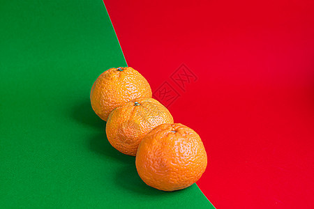 新年假期概念 彩色纸上的三角画 红绿背景的 柑橘 薄荷图片