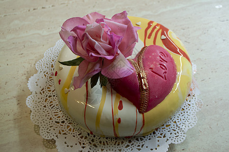当代多层面的慕丝蛋糕 上面覆着镜子玻璃胶和可食糖玫瑰和巧克力心图片