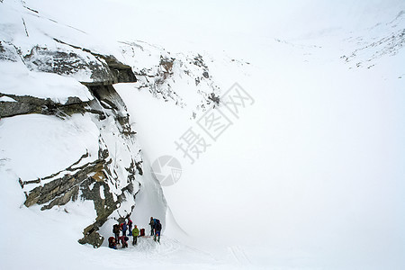 冬季的白卡尔山雪 下雪的森林覆盖了山岳 西伯利亚图片