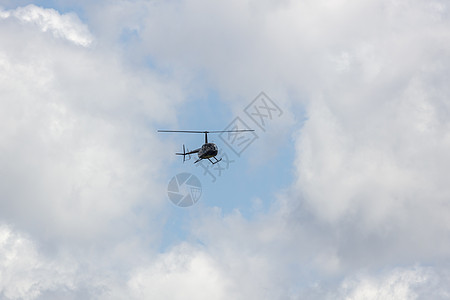 一架直升机在澳洲区域云天中飞行 假期 舱 白色的图片