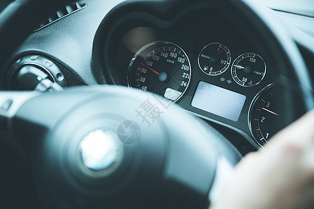 带有时速计和燃料指标的体育车车仪表板和方向盘 内燃机 气候图片