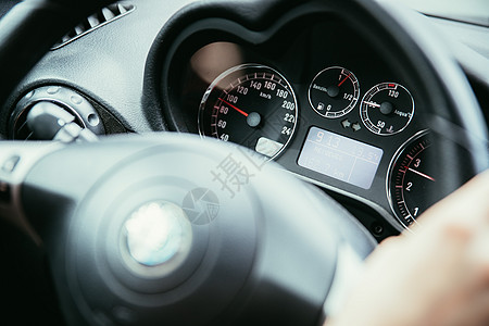 带有时速计和燃料指标的体育车车仪表板和方向盘 短跑 机动性图片