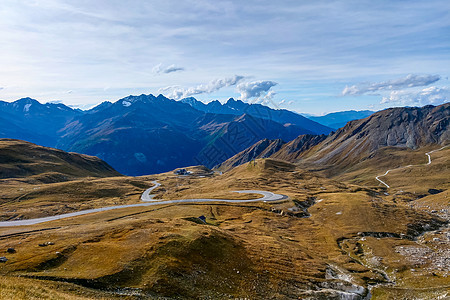 美丽的山景在奥地利高山的风景 森林 日出 全景图片