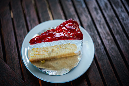 蛋糕奶油是庆祝晚宴的甜甜甜点 生日 盘子图片