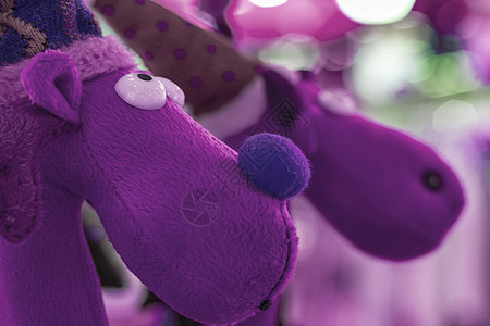 紫色泰迪驯鹿新年夜 从侧面看 圣诞快乐 玩具图片