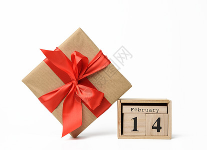 日期为14 february 的木木日历和带白色背景礼物的盒子图片