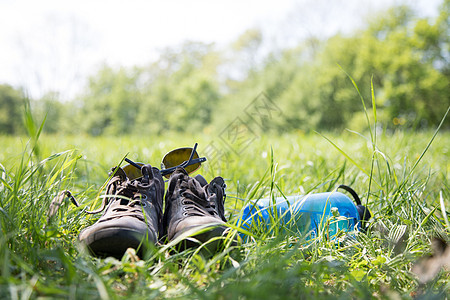 暑假 蓝色水瓶和绿色草地灰色鞋 复制空间 午休时间 娱乐背景图片