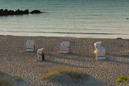 波罗的海海岸的沙滩椅图片