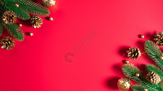 装饰圣诞树圣诞节背景 红色背景圣诞装饰品的顶部视图 带有文本复制空间 平躺冬季明信片模板新年概念 框架 雪花背景