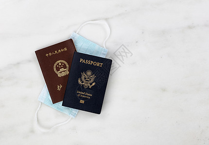 随到随学在科罗纳病毒流行期间随中国和美国护照外加面罩旅行的中美护照背景