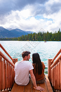 加拿大贾斯珀的 Beauvert 湖 以独木舟而闻名的加拿大湖 天空 反射图片