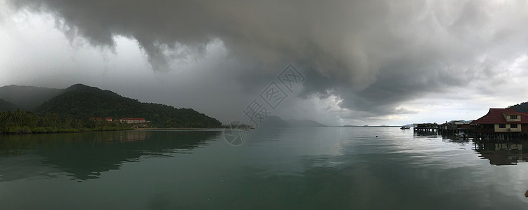 热带雨淋雨的全景图片