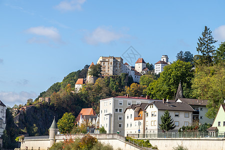 秋天在德国巴伐利亚州帕索的多瑙河岸堡和建筑图片