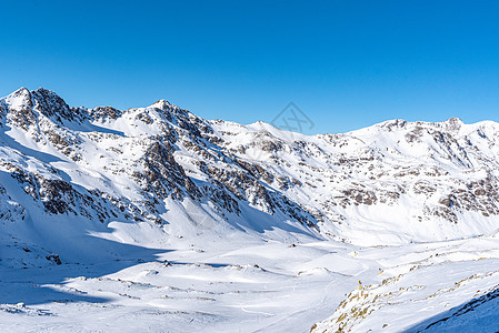 2021年冬季站的 晴天 高山 滑雪 高的 运动 旅行图片