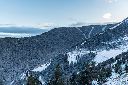 冬天在阿林萨尔度假胜地的雪雪下日落 滑雪 比利牛斯山脉图片