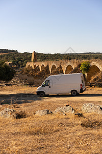 Aleentejo风景中的营地车面包车 葡萄牙的Ajuda桥后面废弃被毁 自由 快乐的图片