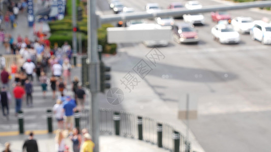 美国拉斯维加斯大道上散乱的人群 道路交叉口人行横道 拥挤的市中心人行道上匿名模糊的行人 罪恶之城面目全非的美国公民 穿越 街道图片