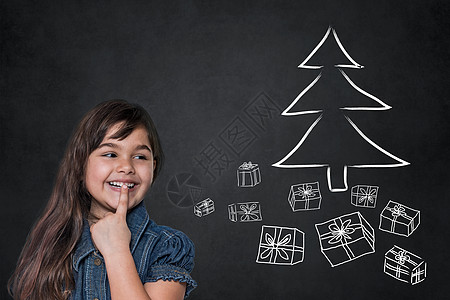 晒黑的可爱小女孩正在看着画好的圣诞树和包裹图片