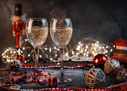 两杯香槟的圣诞生命 圣誕仍然有两杯香槟 闪亮的图片