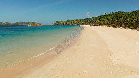宽阔热带海滩 有白色沙子 从上面看 旅行 旅游理念图片