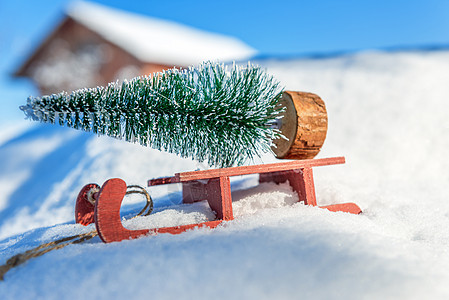 红色雪橇 带着一棵小圣诞树 礼物 展示 老的 运输高清图片