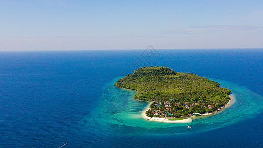 菲律宾莱特岛喜马基兰岛 热带岛屿 有一个村庄和一个白沙滩图片