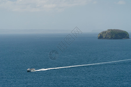 海上乌云海上的机动艇 空中观察 印度尼西亚巴厘背景