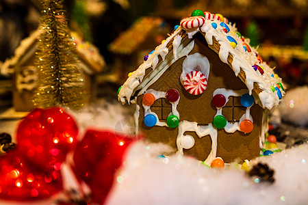 五颜六色的姜饼屋 背景模糊 圣诞装饰 蛋糕图片