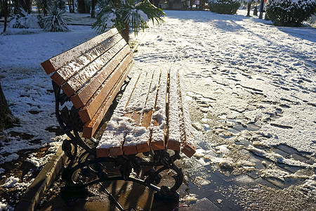 公园的冬季假期 木凳上的雪 机器 长椅 岩石 美丽的图片