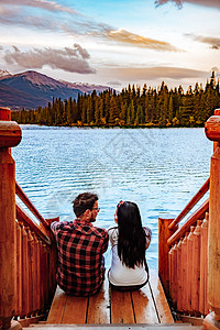 加拿大贾斯珀的 Beauvert 湖 以独木舟而闻名的加拿大湖 公园 小屋图片