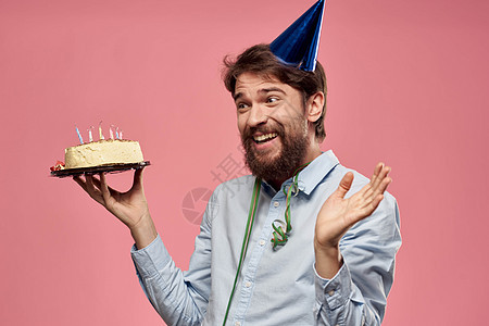 男人头上戴帽子的蛋糕头帽 假日装饰品粉红背景图片