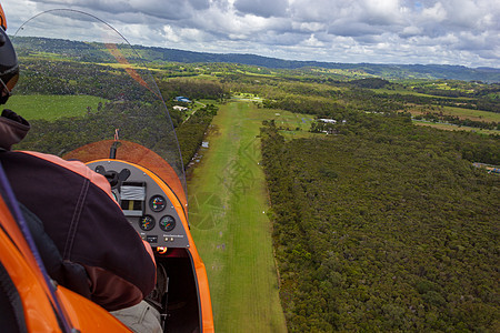 Gyrocopter正降落在澳大利亚昆士兰拜伦湾一个草地以外的机场上图片