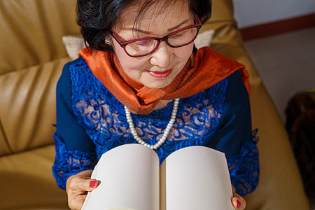 读书的年长妇女图片