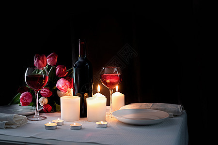 为双恋人提供浪漫的烛光晚餐图片