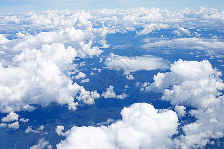 从飞机窗口查看云和陆地的视图 速度 轨迹图片