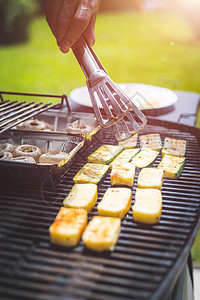 周末BBQ 烤奶酪和蔬菜 在煤气烧烤炉上 室外 闲暇 夏南瓜图片