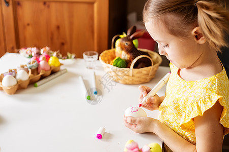 五岁的白种女孩在复活节画彩蛋 配有特别的标志 春天 手工制作的图片