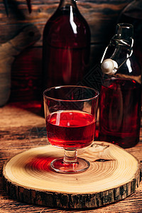 自制红草原酒 西班牙果酒 果汁 蔓越莓 玻璃 注入 成熟 非酒精性图片