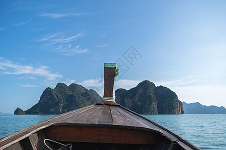 木制长尾游艇前往美丽岛屿的船头 泰国旅行观光船概念 航行 运输图片