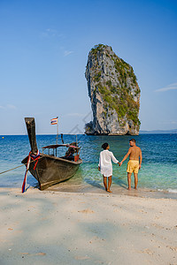 泰国 Koh Poda 岛 一对中年亚洲女人和欧洲男人在海滩上 泰国 Koh Poda 美丽的热带海滩 Koh Poda 或泰国图片