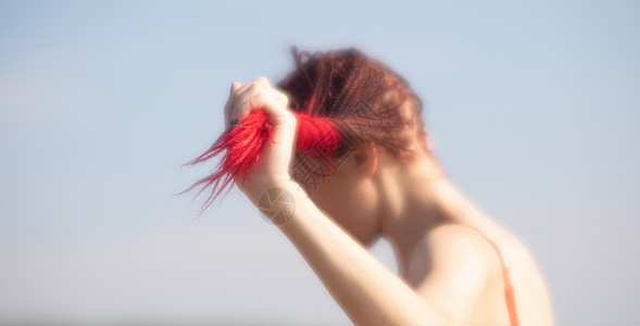 美丽的年轻美少女 有红紅色的假发 自然 套装图片